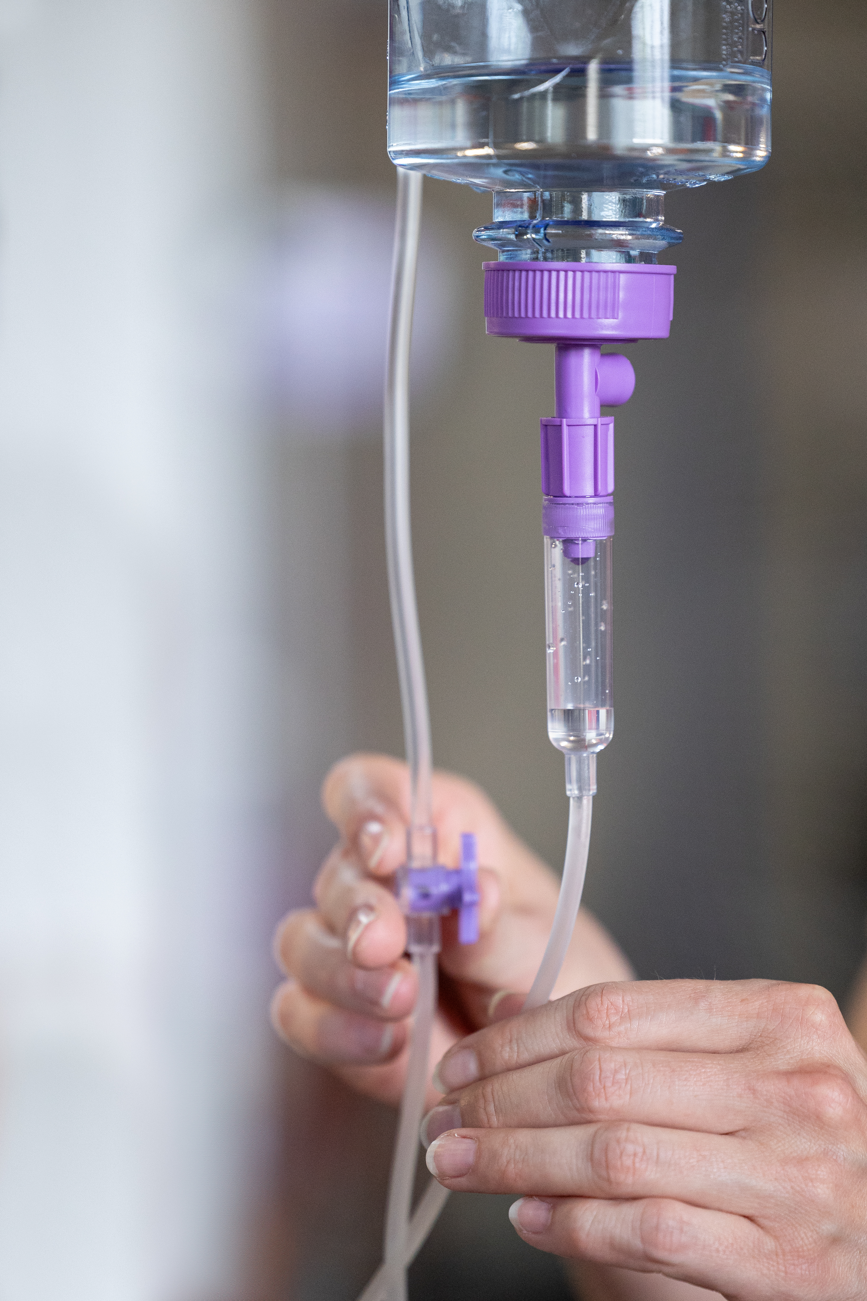 Eine Hand hält eine Infusion, die für die Durchführung einer Infusionstherapie zu Hause steht. Symbolisiert die qualifizierte Homecare-Versorgung durch Profi Gesundheits-Service.